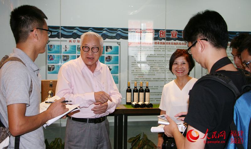 廈門市臺商協會會長陳信中先生（左二）向媒體介紹臺灣創業館情形。徐林攝
