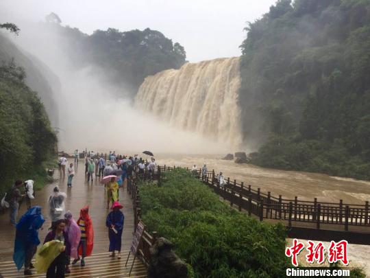 60余名臺商雨中觀黃果樹瀑布看好貴州旅遊發展前景