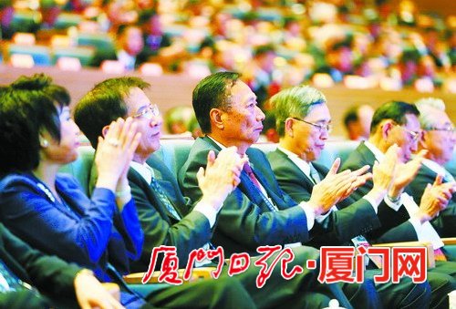 兩岸企業家為精彩的演講喝彩。 （本報記者 梁偉 黃嶸 攝）