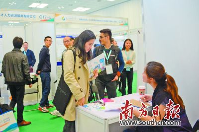 “海菁匯”共有165家企業提供大量優質人才崗位，吸引了不少留學生到場求職。