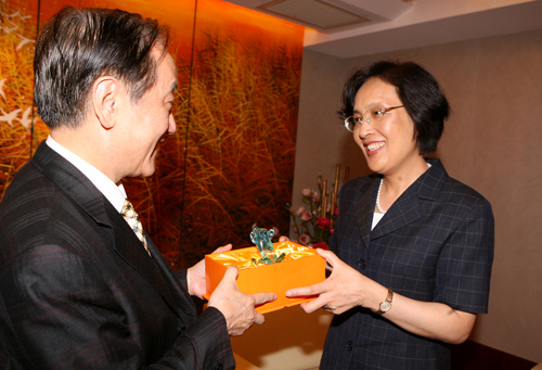 上海世博會執委會專職副主任鐘燕群向臺灣新黨主席郁慕明贈送紀念品