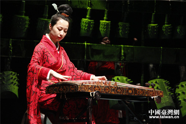 河南華夏古樂團團員用還原的出土古樂器文物瑟演奏古曲。