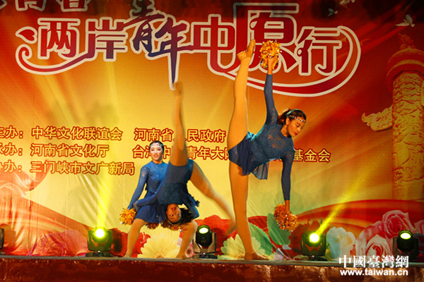 臺灣學生許尚茹、蕭羽珊等人表演綵球舞蹈《張燈結綵球新球變》