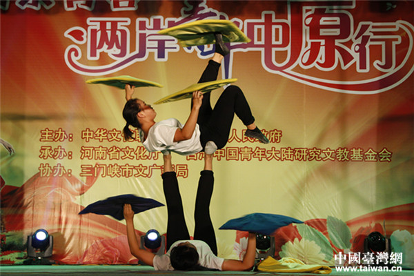 臺灣學生吳易庭、倪瀅恩表演雜技《仕女圖》。