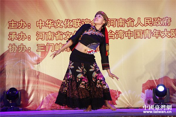 就讀臺北大學運動藝術系大三的高山族女孩古珍妮表演舞蹈