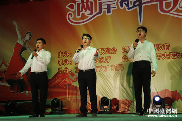 就讀鄭州大學的曾勇、曹智、陳文騰演唱《少林少林》