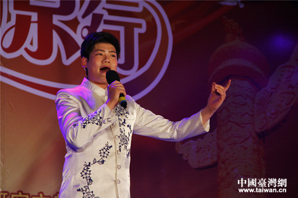 就讀鄭州大學西亞斯國際學院的潘漢秋演唱《聽著豫劇吃燴面》