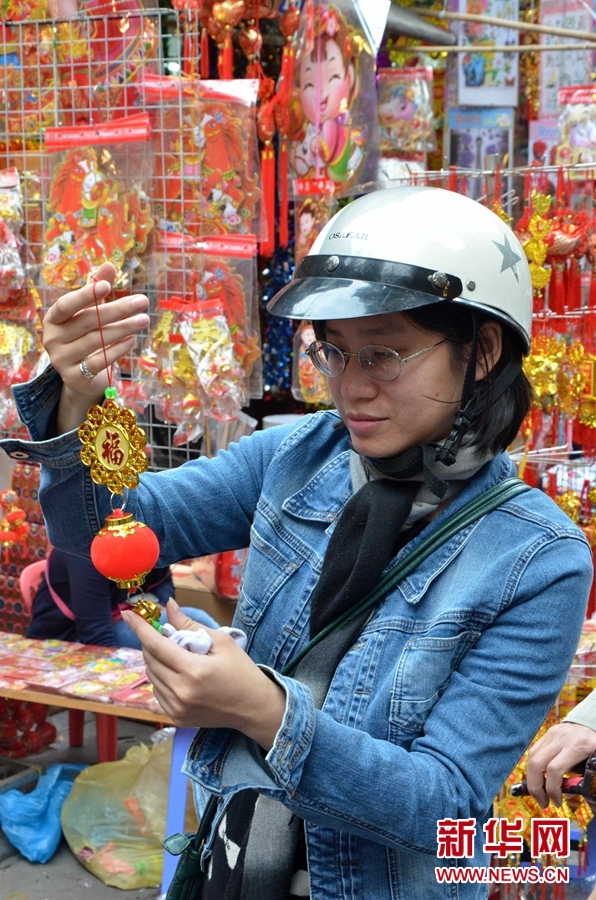 1月28日，在越南首都河內，一位藝術愛好者在畫馬。