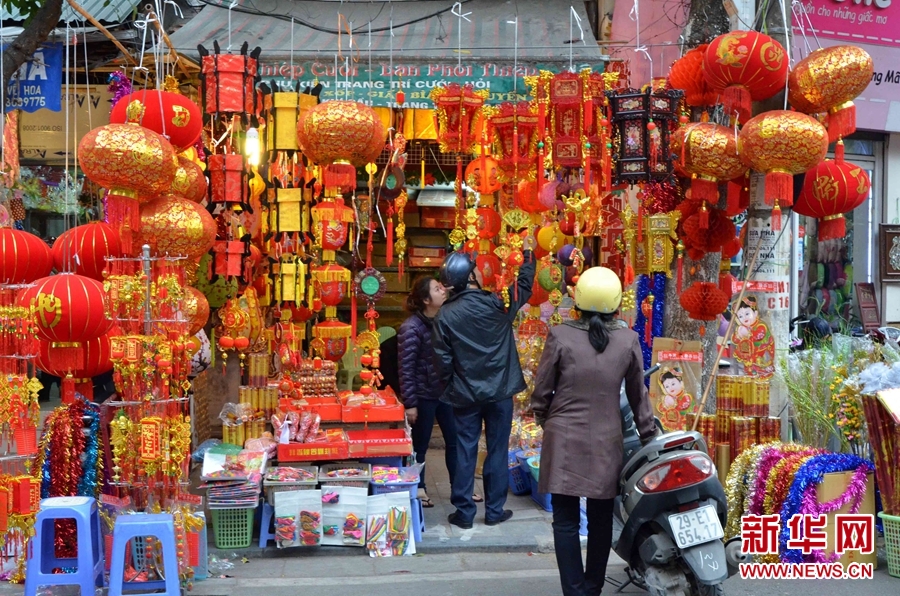 1月28日，在越南首都河內，一位藝術愛好者在畫馬。