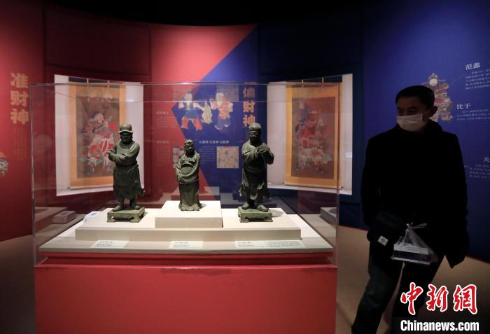 觀眾參觀“富貴長春——中國傳統財富文化展”。　王磊 攝