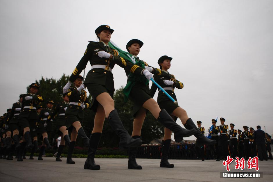 高校女生國旗護衛隊 颯爽英姿祭先烈