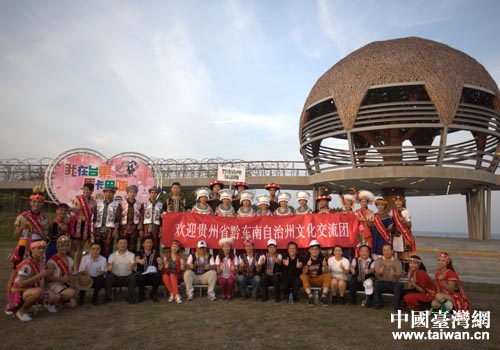 兩地演員在臺東演出現場合影留念