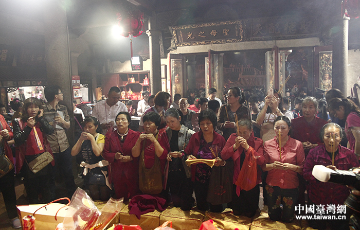 上千信眾10日晚間自發在媽祖祖廟守夜祈福，迎接媽祖誕辰日的到來。