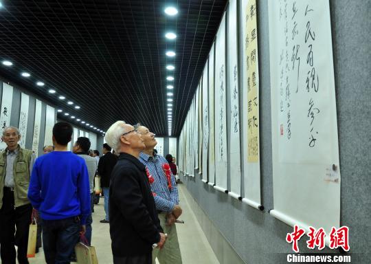 “兩岸詔安當代臺緣書畫家作品展”揭幕吳伯雄題詞