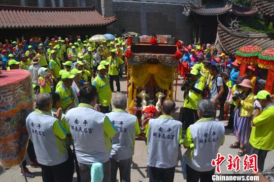 圖為進香團一行恭請媽祖下鑾駕。　林群華 攝