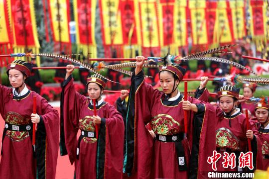 2016首屆海峽兩岸“中華民族敬天祈福大典”16日在海峽兩岸交流基地東嶽泰山舉行，圖為，儀生跳佾舞。　陳修文 攝