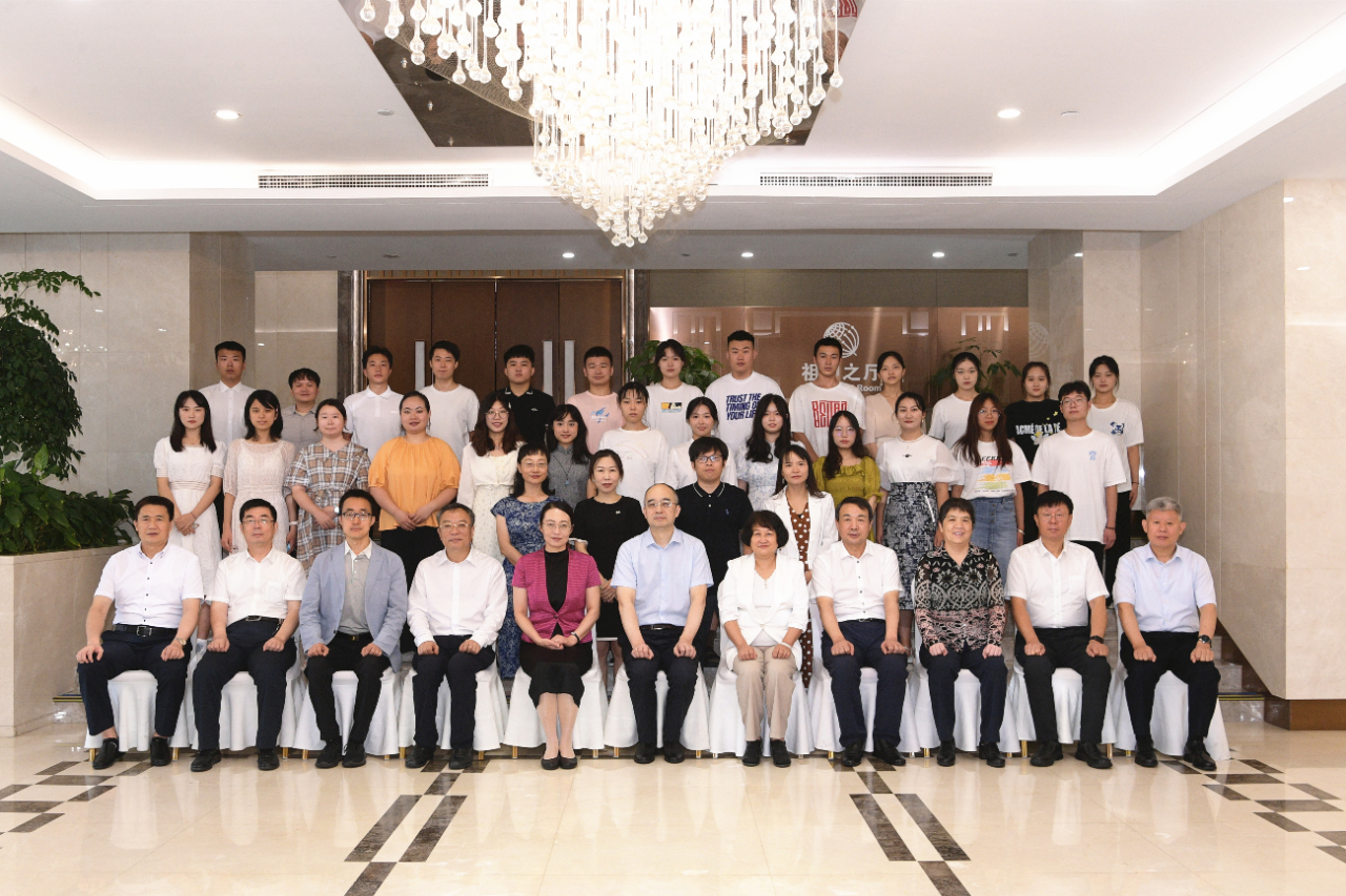 書香為伴，青春綻放——首屆全國大學生讀書大賽在青島頒獎