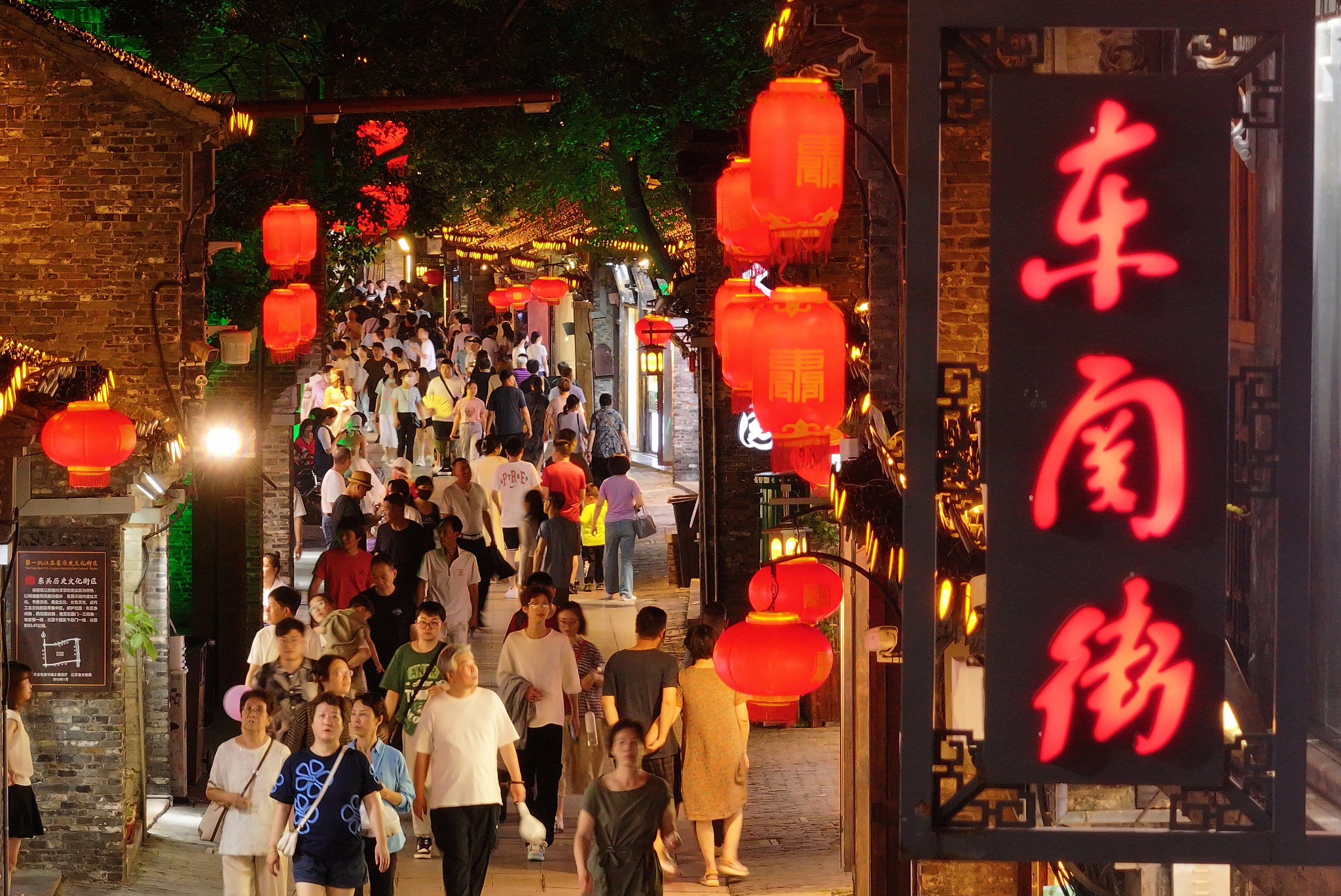 江蘇揚州：“夜經濟”點亮古街夏日夜生活（圖片來源：視覺中國）