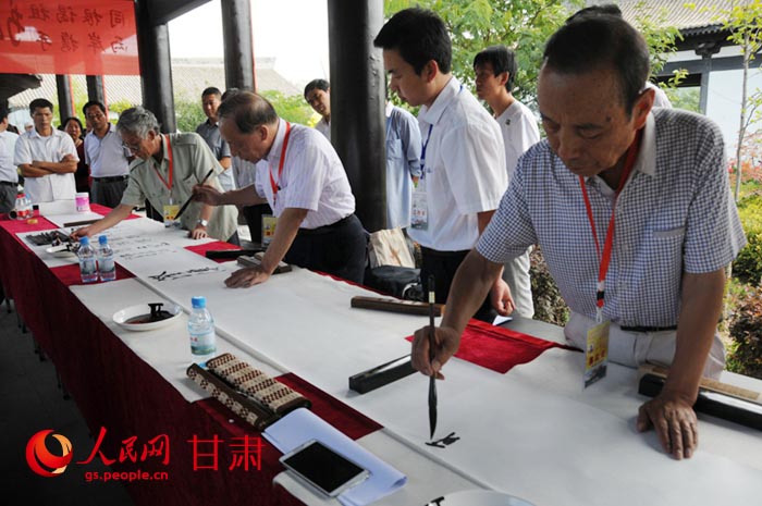 海峽兩岸書法家在涇川大雲寺共同書寫書法長卷 郭頌霞 攝