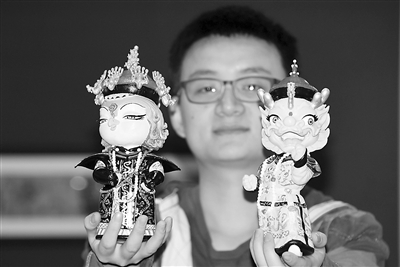 圖為北京故宮博物院參展工作人員在香港展示3D列印的故宮吉祥物萌娃“壯壯”和“美美”。