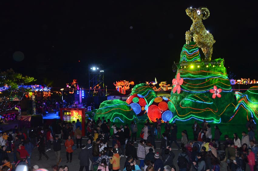“金喜羊”主燈閃亮下的臺北燈會吸引了無數中外遊客。（文松輝攝影報道）