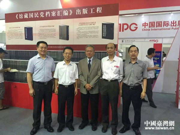 中國出版協會常務副理事長鄔書林參觀涉臺圖書聯展