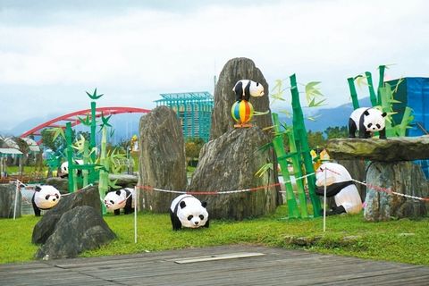 　超人氣的四川熊貓“團團”和“圓圓”，也化身成為可愛綵燈，將在此次燈展中與大家見面。來源：臺灣《聯合報》