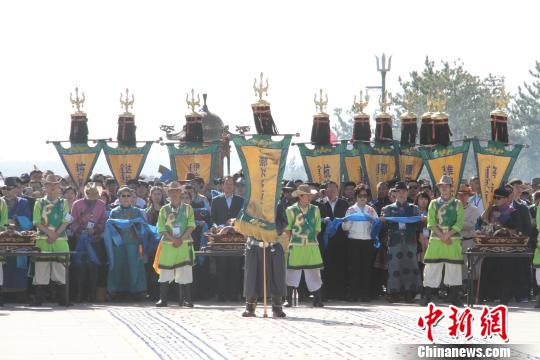 席慕蓉首次參加成吉思汗查幹蘇魯克公祭儀式（圖）