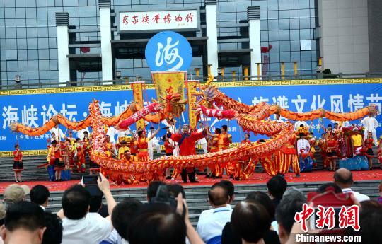 圖為海峽客家族譜文化風情節開幕式民俗表演。　張金川 攝