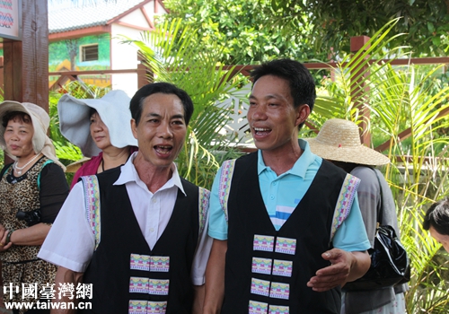 加腦苗寨村口，英俊的阿哥唱起深情的歌曲歡迎遠方的親人