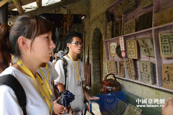 兩岸青年在屏南縣耕讀文化博物館參觀沙盤印模工具