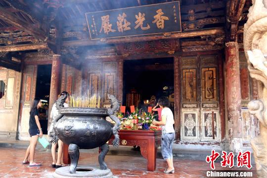 標誌性古跡龍山寺，是臺灣中部名鎮鹿港的民間信仰中心之一，週末香火不斷。　黃少華 攝