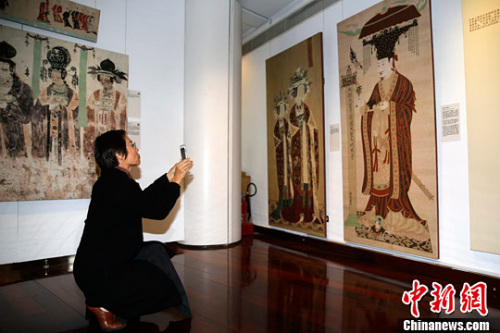 圖為觀眾拍攝展品。<a target='_blank' href='http://www.chinanews.com/'><p  align=