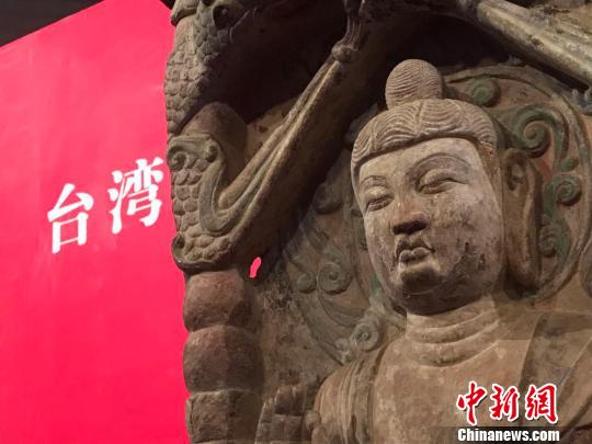 鄧峪石塔位於山西省榆社縣鄧峪村，是中國古代石刻藝術精品。1996和1998年，塔剎和塔身先後被盜。　胡健 攝