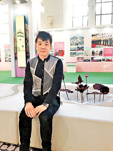 劉宇翔在北京《澳門回歸15週年成就展》上當志願者。