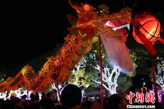 浙江石浦漁港古城“十四夜”鬧元宵魚燈遊街百姓吃糊粒