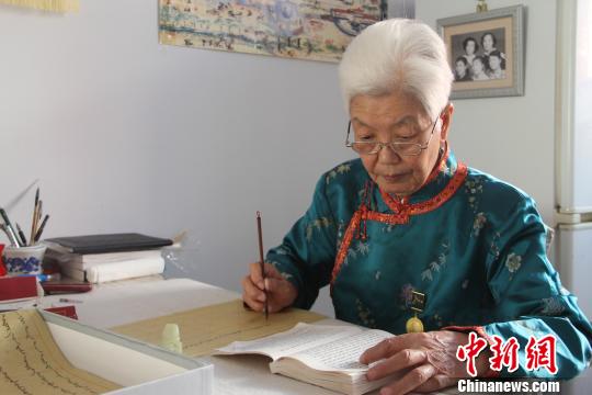 蒙古族老太太耄耋之年毛筆書寫《蒙古秘史》