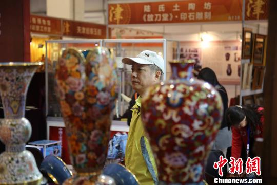 中國工藝美術大師作品暨手工藝術精品博覽會青島舉行
