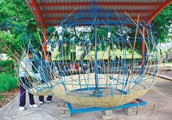 苗栗志工用竹條編織2.5米高茶壺造型吸睛（圖）
