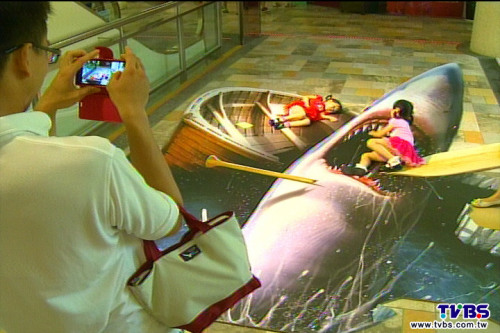 臺中百貨公司地面彩繪立體圖3D鯊魚現恐怖效果