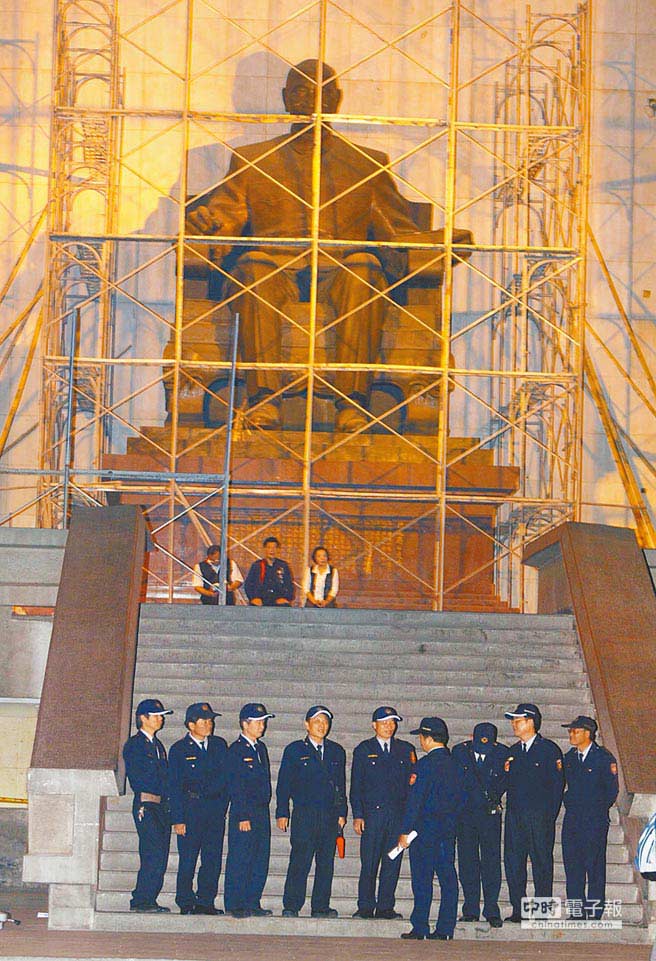 2007年3月，陳菊主政的高雄市政府拆除蔣介石銅像