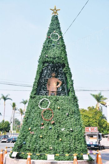 臺南市玉井區圓環的耶誕樹，留下方框讓蔣介石銅像“透氣”，引起民眾議論紛紛。來源：臺灣《聯合報》