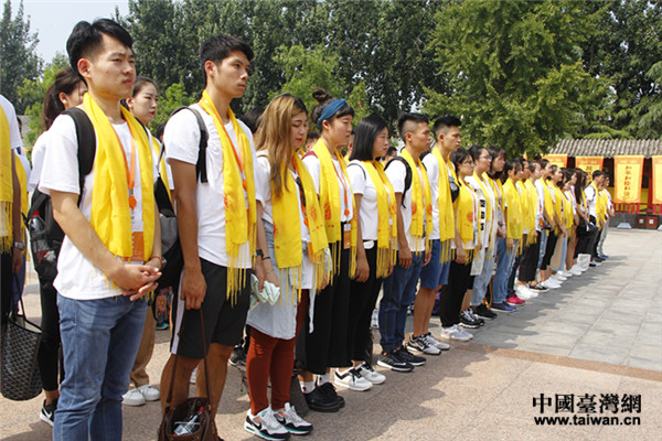 “情係青春——兩岸青年中原行”的百位兩岸青年學生共同拜祭人文始祖——軒轅黃帝，追根溯源。