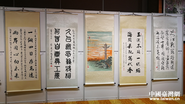 參展的部分作品，居中者為在京臺籍著名書畫家黃正襄作品