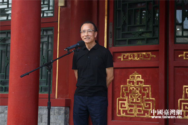 臺灣陶瓷藝術家王俠軍在開幕式上致辭。他的近百件陶瓷作品首次在北京展出。