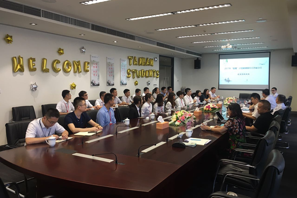 歡迎儀式上臺灣青年學生認真聆聽領導發言。