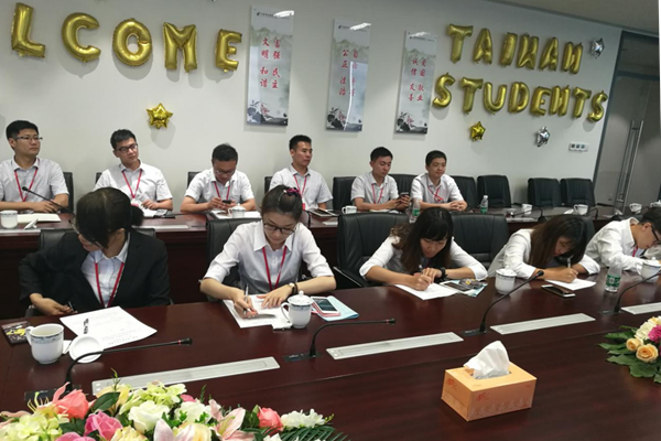 臺灣青年學生在實習協議上鄭重簽字。