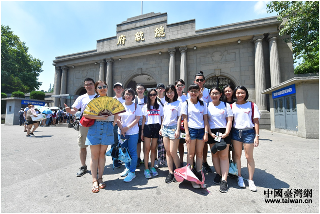 部分臺灣青年與生活嚮導在總統府門前合影