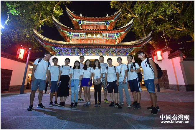 部分臺灣青年與生活嚮導在科舉博物館內合影