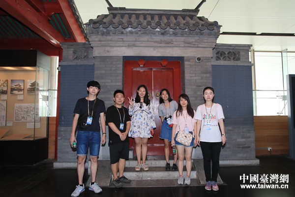 兩岸青年參觀首博《京城舊事·老北京民俗展》